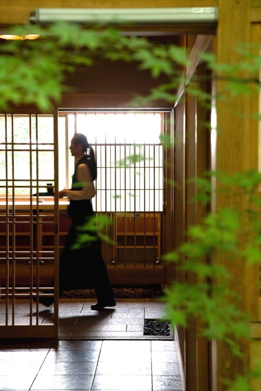 五月晴れのもと、若葉と瀬戸内海の多島美とともに味わう和食─双忘 5月ランチメニュー