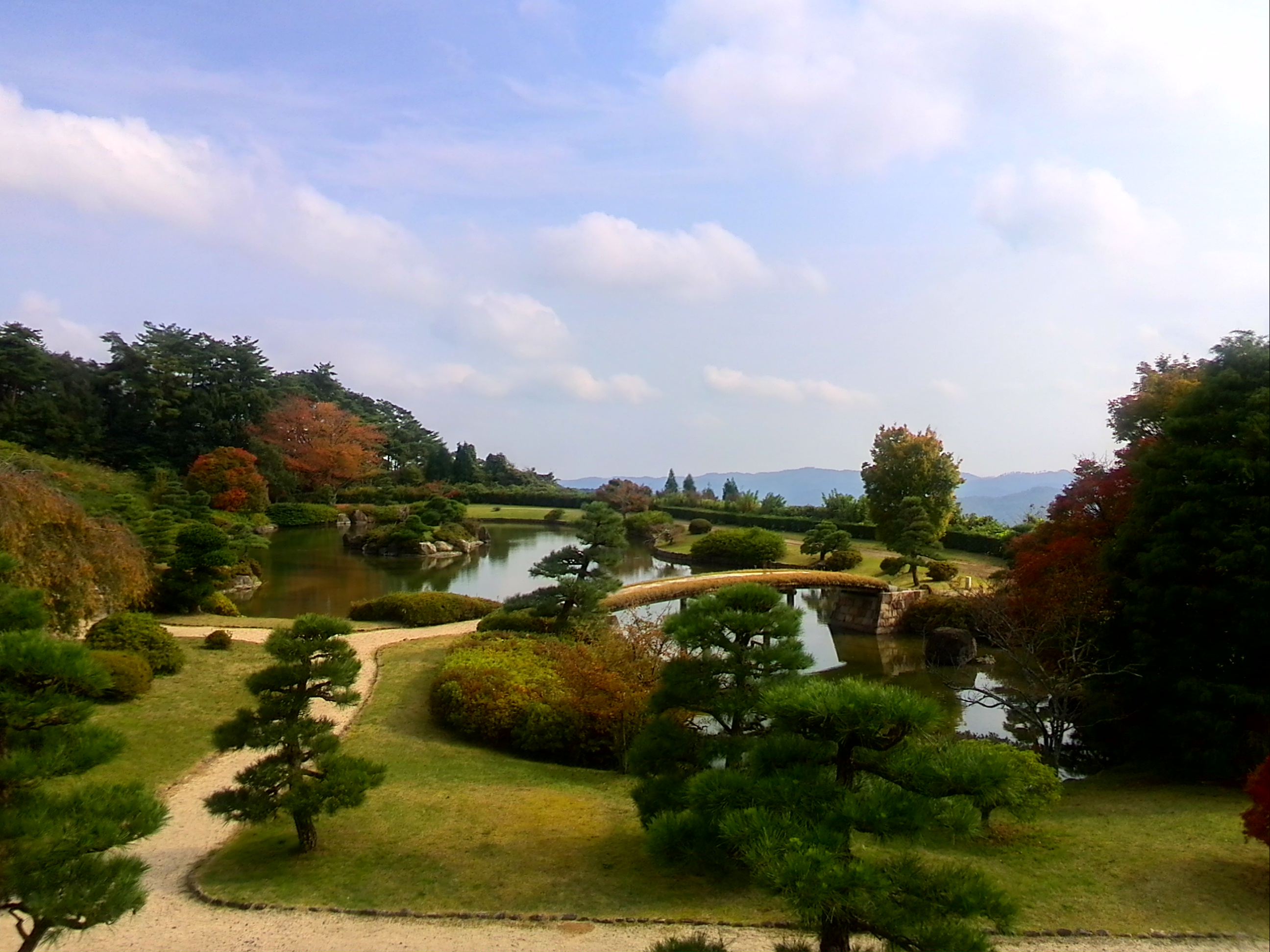 紅葉の時期到来。日本庭園で凛とした時間を過ごす~神石高原ホテル