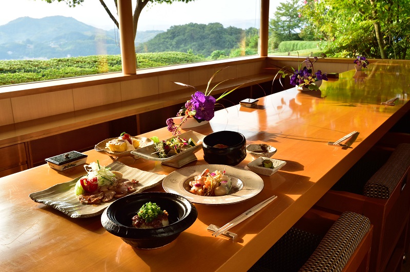 晩秋の薫り満載、瀬戸内かますと松茸、広島県産黒毛和牛…秋の味覚をぬくもりの彩りで味わう─ベラビスタ境ガ浜「双忘」11月メニュー