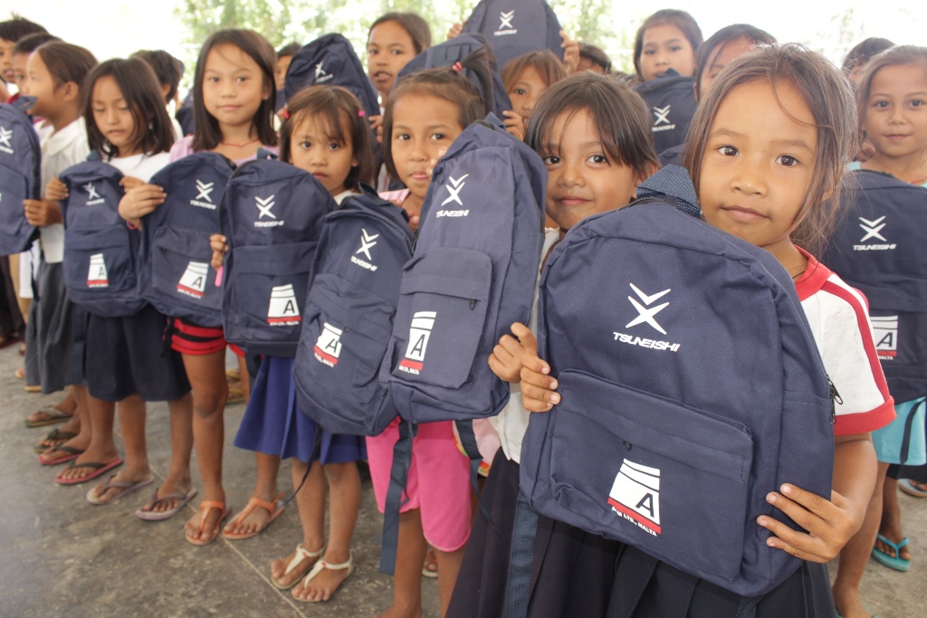 TSUNEISHI HEAVY INDUSTRIES (CEBU), Inc.を通じて海外船主会社がフィリピン台風被災支援～セブ島北部２つの小学校にスクール鞄676個を寄付～