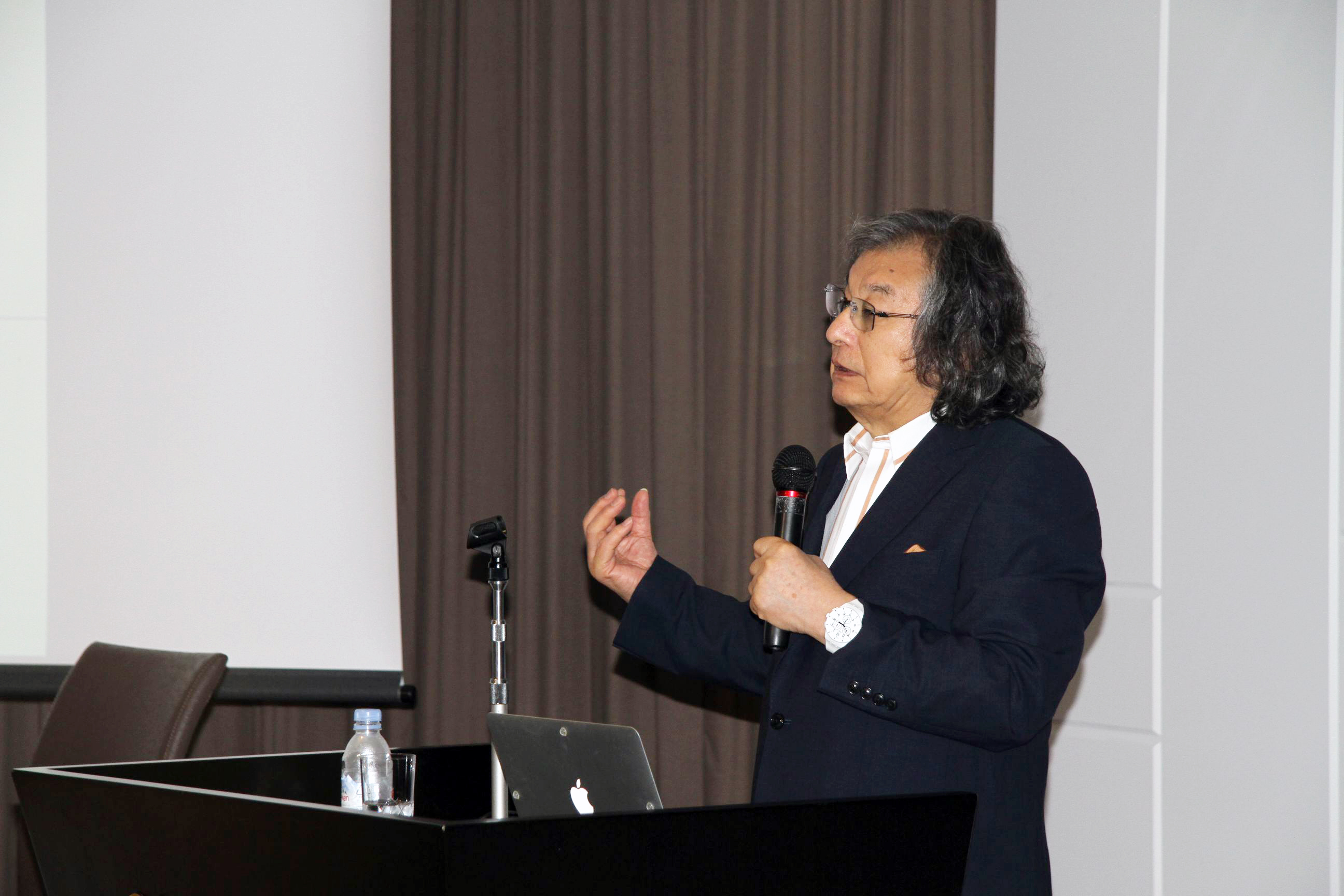第4回常石CSV講演会「デザインの力~なぜ成功する企業はデザインにこだわるのか~」をテーマにPAOS代表 中西元男氏が講演
