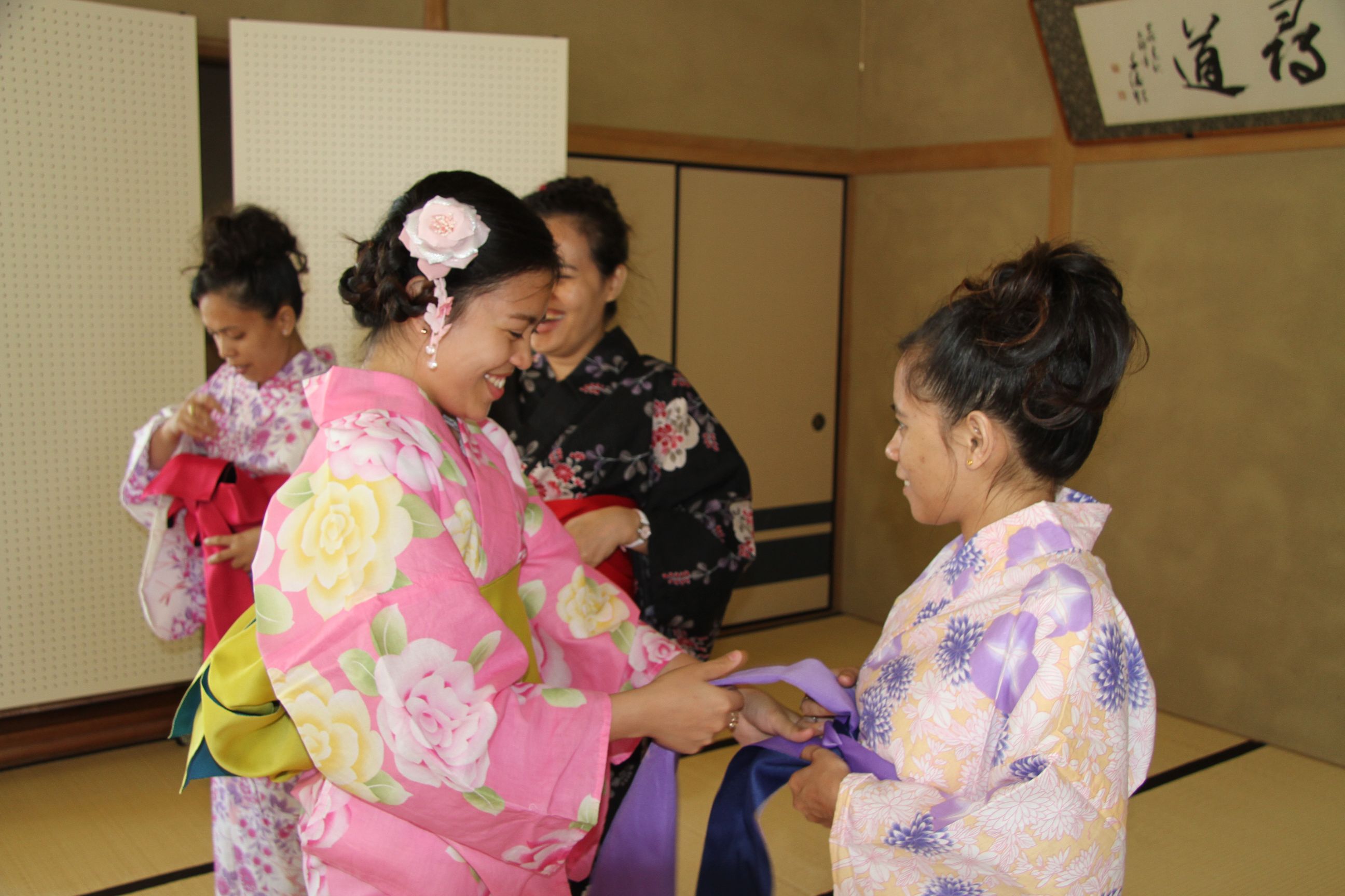 なんとも艶やか！浴衣を着る会～常石造船の海外グループ会社からの研修生が日本文化を体験