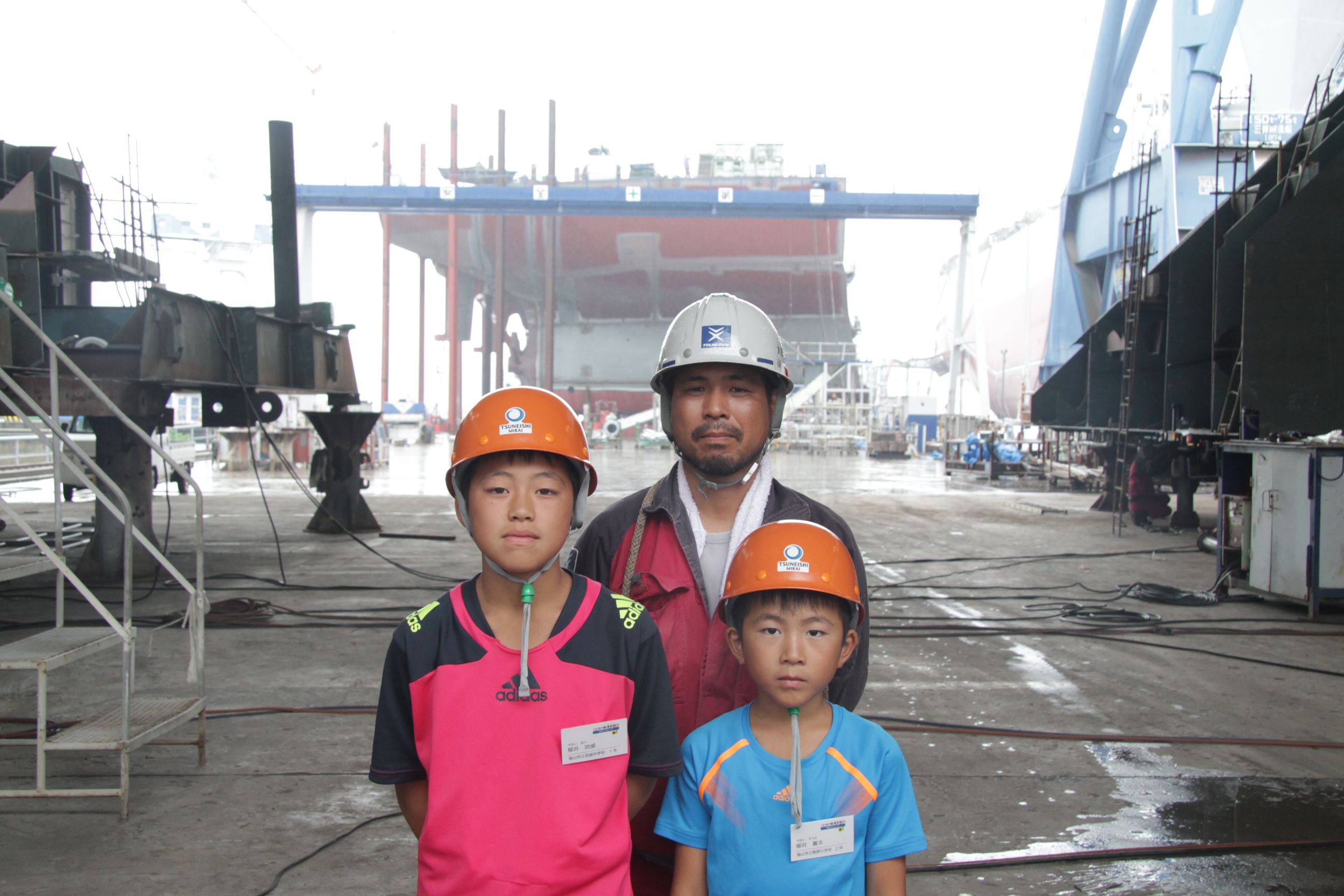 常石造船こどもの職場参観日には、協力会社の従業員の子ども8人が参加