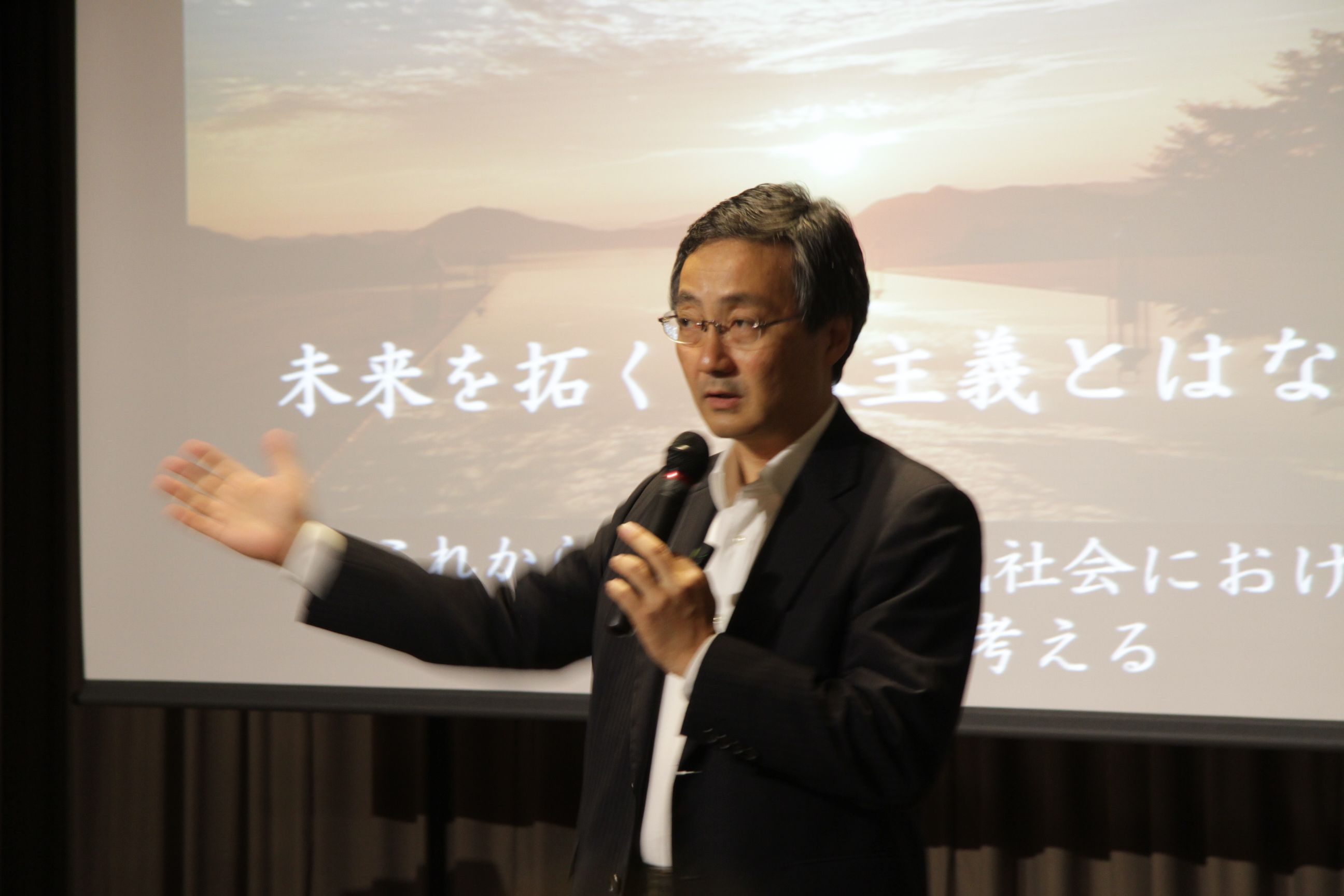 第5回常石CSV講演会は「未来を拓く資本主義とはなにか~これからの企業の地域社会における役割について考える~」をテーマにがコモンズ投信株式会社取締役会長の渋澤健氏が講演